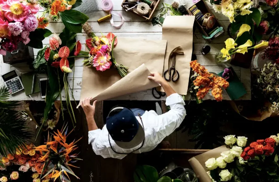 A man preparing a bouquet of flours